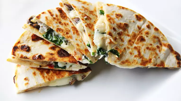 Quesadilla cu spanac si ciuperci