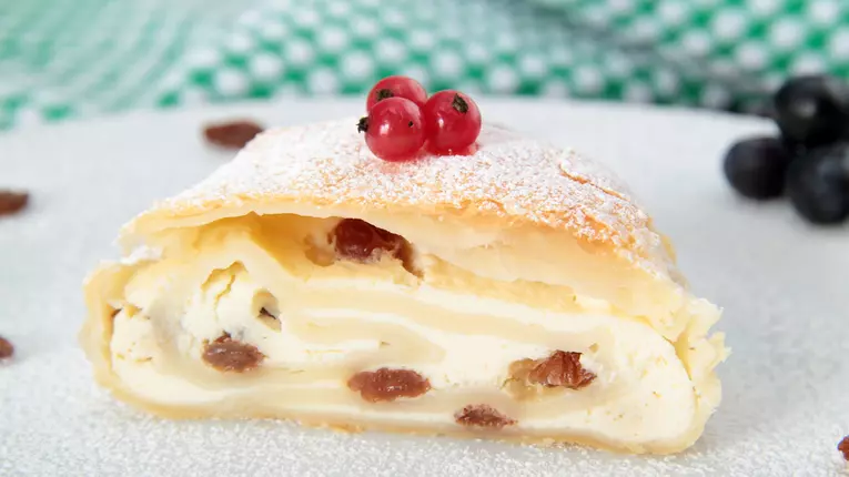 Strudel cu branza dulce si stafide