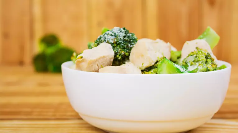 Pui Alfredo cu broccoli