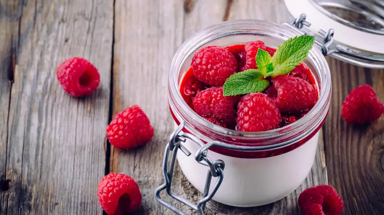Desert cu cremă de mascarpone, cantuccini, ciocolată și zmeură