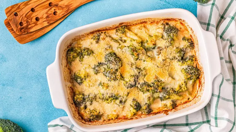 Broccoli gratinat cu brânză cheddar și usturoi