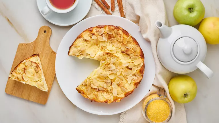 Prajitură cu iaurt și mere