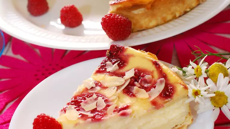 Prajitură cu iaurt și zmeură