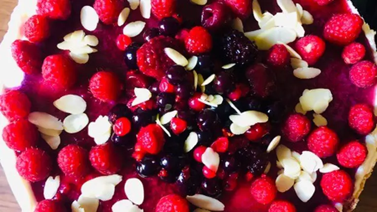 Tort fără coacere cu fructe de pădure