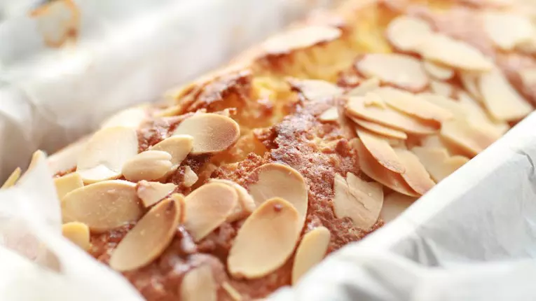 Chec cu ciocolata si fulgi de migdale