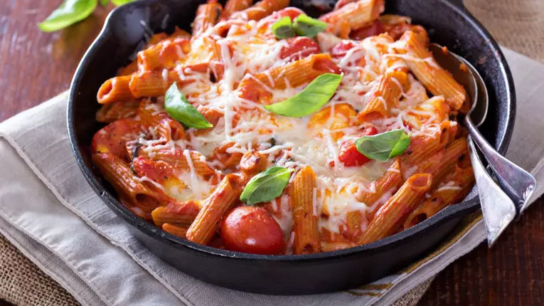 Paste cu brânză topită și roșii cherry