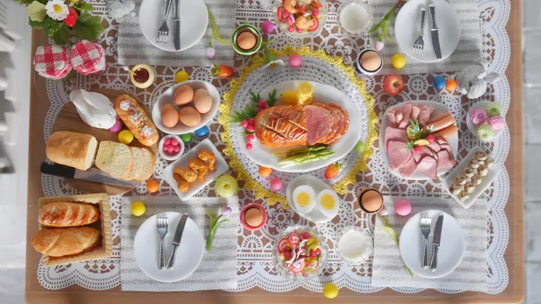 (P) Masa Pascală: mâncare tradițională și hidratare corectă