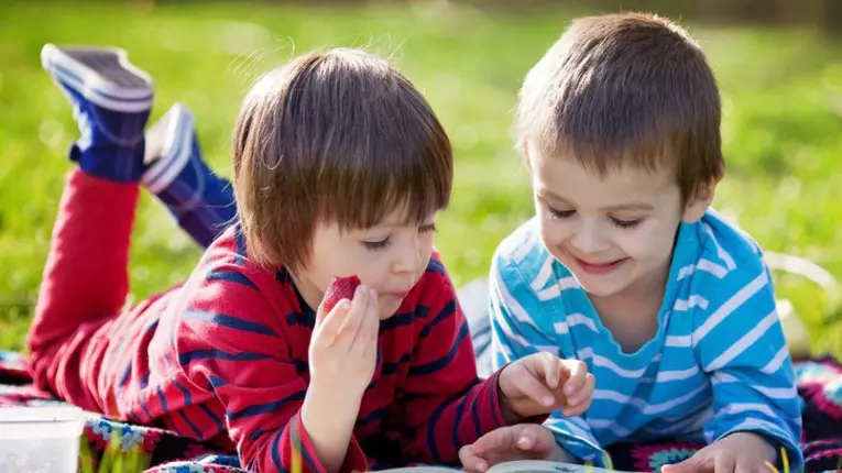 Cadouri pentru copiii pasionați de cărți de citit