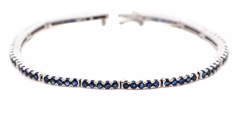 Brățară tennis argint, brățară rigidă, brățară charm: câte sunt și cum să le purtăm?