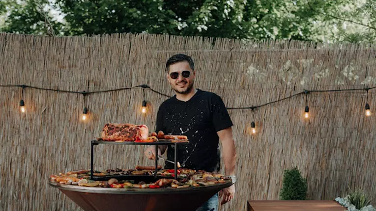 Liviu Vârciu gătește în stil mare cu noul grătar rotund OFYR