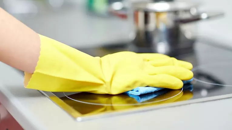 Cele mai eficiente soluții pentru curățarea unei plite vitroceramice sau cu inducție