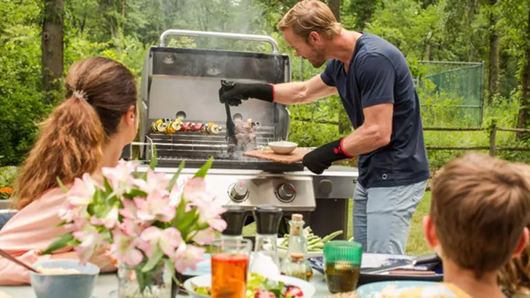 Savurează un grătar delicios cu noile grill-uri perfecte la iarbă verde sau indoor!