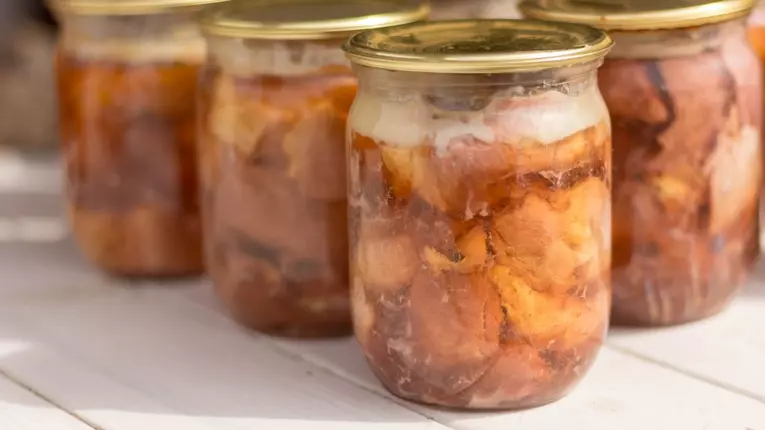 Carne la borcan: 3 varietăți de rețete pentru iarnă
