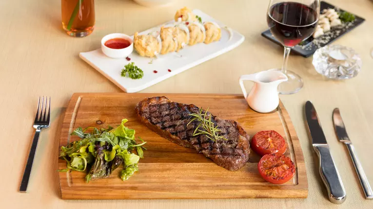 Două vinuri roșii pe care le poți servi cu o friptura de vită