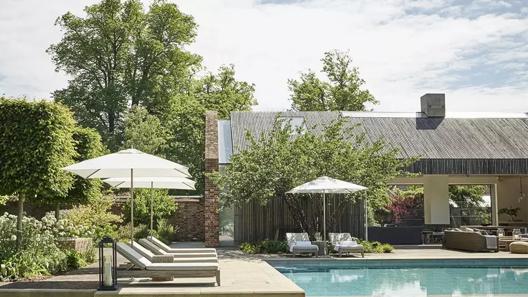 <strong>Motive pentru care să îți amenajezi o piscină în curtea casei</strong>