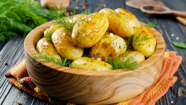 Top 3 rețete de cartofi noi la cuptor pentru orice gust