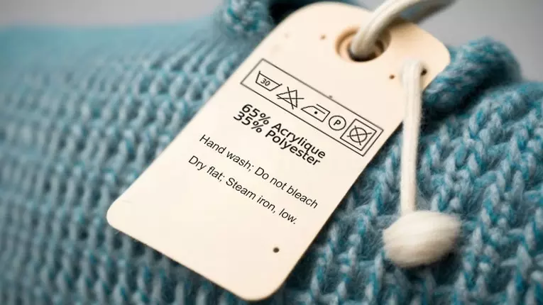 Cum previi deteriorarea hainelor cunoscând simbolurile de pe eticheta articolelor vestimentare