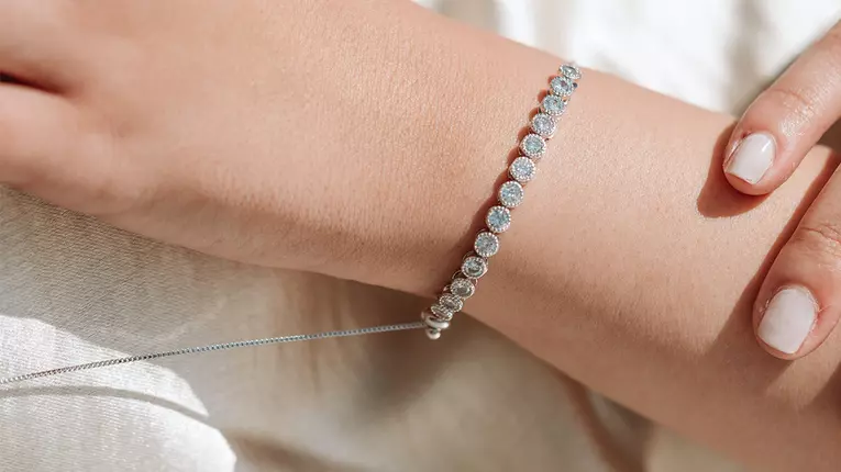 Adopta un nou stil personal cu brațările tennis