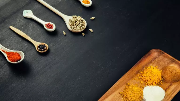 Condimente pentru carne: Cele mai bune amestecuri pentru pui, vită și porc