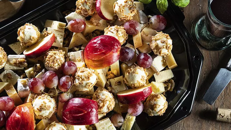 O masă festivă trebuie să conțină obligatoriu un platou de brânzeturi maturate