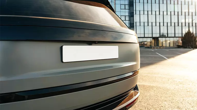 Suporturi pentru numerele de înmatriculare: Importanța alegerii unui produs de calitate pentru mașina ta