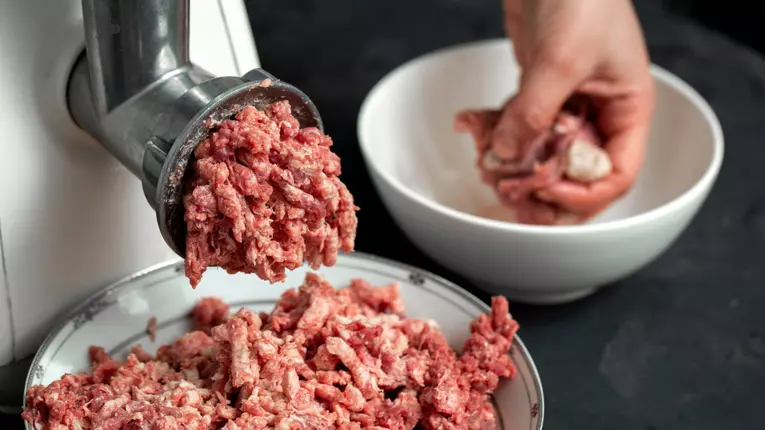 Avantajele mașinii electrice de tocat carne: ajutorul ideal în bucătăria ta