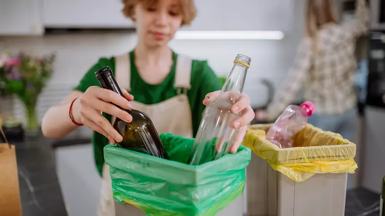 Ghidul pentru reciclarea sticlei: de ce este importantă și cum să o faci eficient