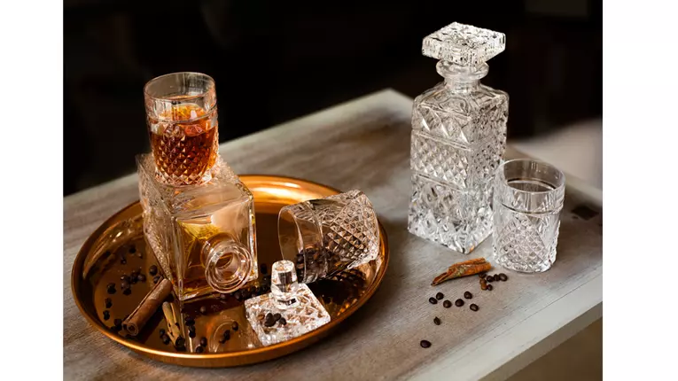 Top 5 motive pentru care trebuie să ai un decantor de whisky din cristal de Bohemia