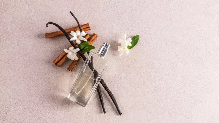 Vanilia în parfumuri: de ce toată lumea o adoră