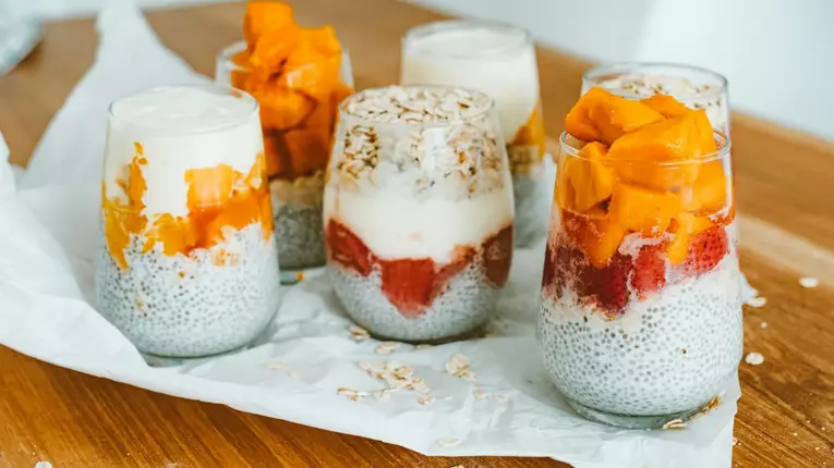 4 deserturi delicioase pe care le poți face acasă în doar câteva minute