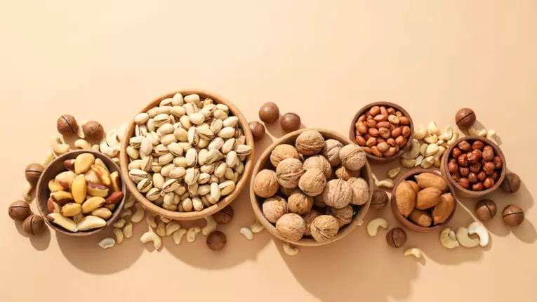 Ce nutrienți conțin nucile și cum susțin sănătatea creierului
