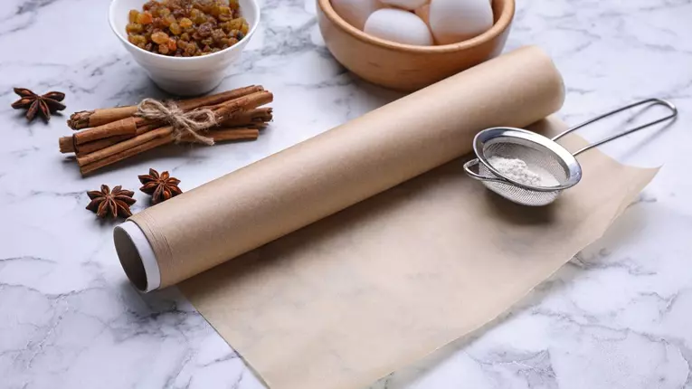 Hârtia de copt: aliatul tău pentru gătit curat și sănătos