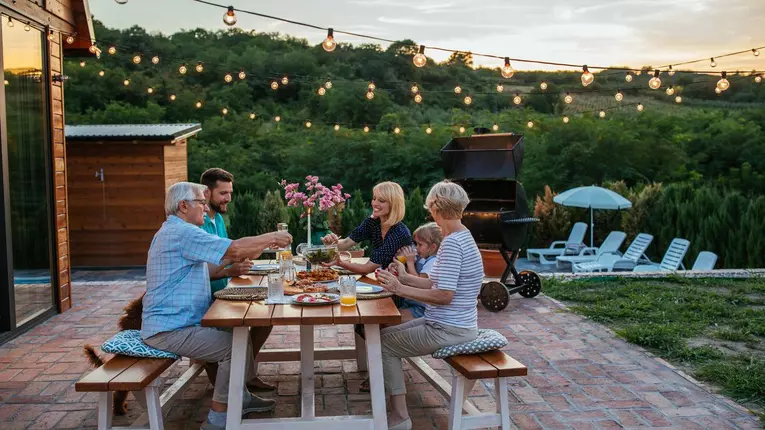 Platouri calde pentru acasă: aniversări în familie, fără să gătești