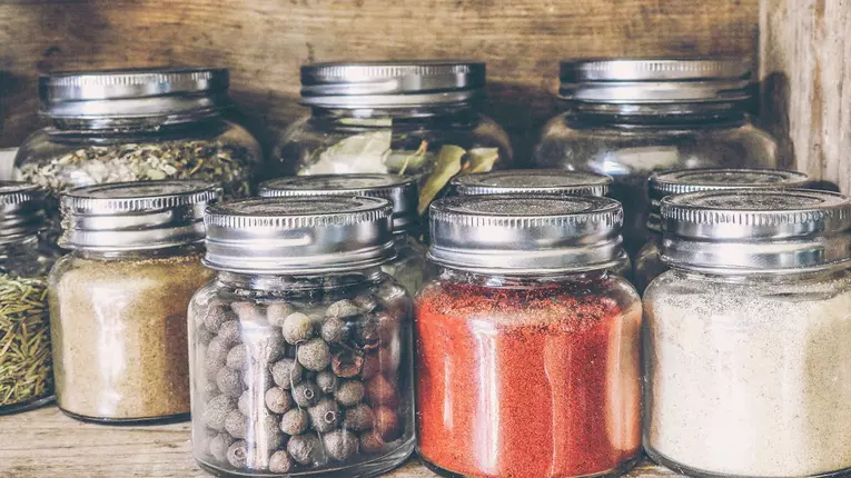 Ghid pentru o cămară inteligentă: 4 ingrediente de bază pentru mese rapide și sănătoase