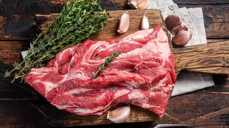 Aproape nimeni nu cumpără această bucată de carne, dar este ieftină și perfectă pentru friptură! Iată cum să o pregătiți pentru a fi suculentă și să se topească în gură