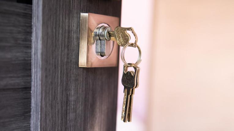 Mulți oameni își lasă cheile în broasca ușii de la intrare peste noapte: pare practic, dar de fapt nu este o idee bună