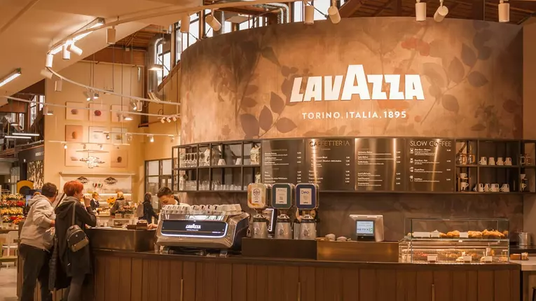 De ce prima cafea a dimineții contează mai mult decât crezi. Povestea Lavazza și secretul espresso-ului italian