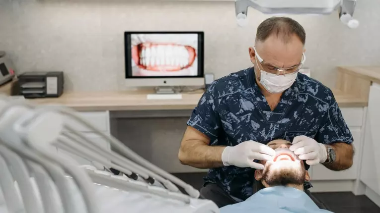 Implant dentar preț: ce diferențe există între brandurile de implanturi dentare