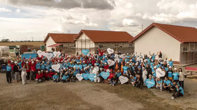 Hope Build 2026: 350 de voluntari au construit 6 locuințe în doar 5 zile, la cel mai mare eveniment de construcție accelerată din Europa