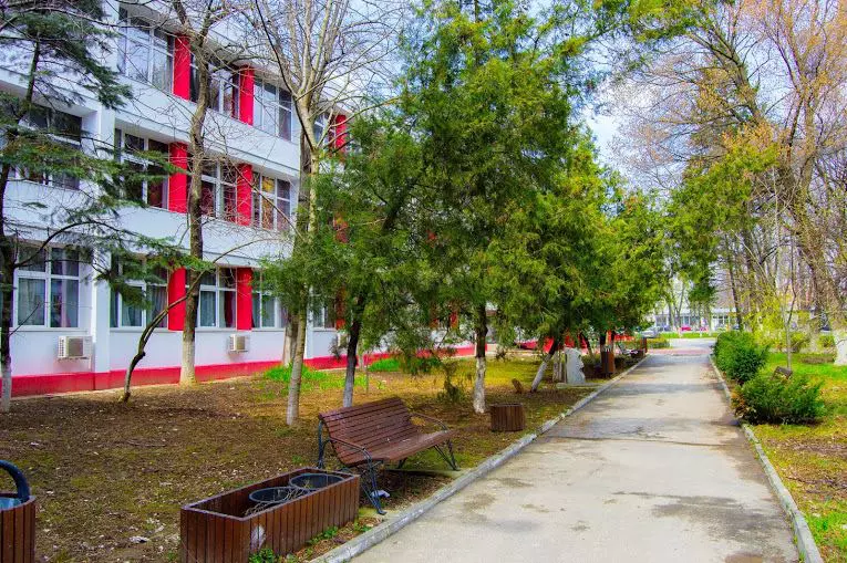 scoala-unde-s-a-filmat-liceenii-1