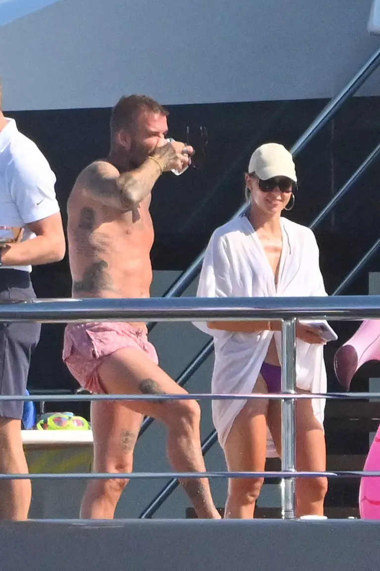 Semi-exclusif- David Beckham, sa femme Victoria et leurs enfants, Harper et Cruz avec sa compagne Tana Holding en vacances sur leur Yacht à Saint-Tropez