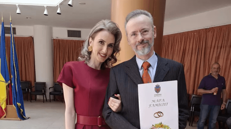 Mihai Albu şi Elena Nechifor s-au căsatorit, dar fiica designerului, Mikaela, a furat toată atenţia. Imagini de la cununia cuvilă