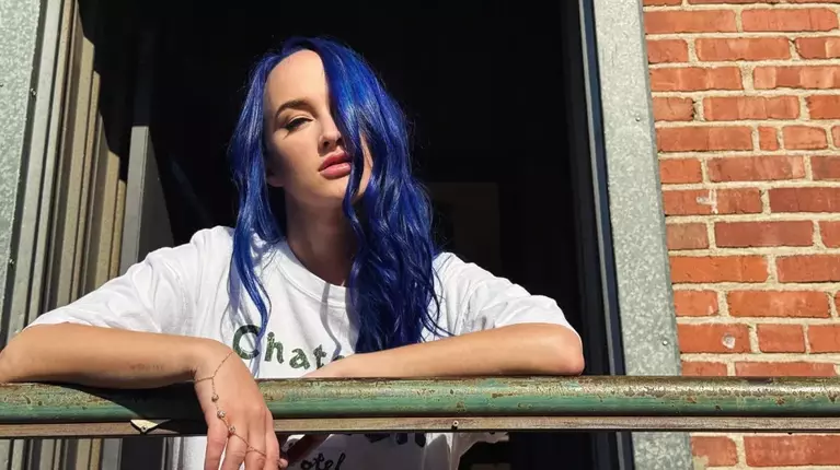 Doliu în lumea muzicii. O cântăreață a murit la doar 26 de ani, după ce a fost lovită mortal în timp ce era pe trotineta electrică