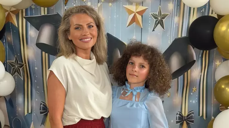 Imagini inedite cu Carla, fiica Mirelei Vaida. Fata a participat la banchetul de a clasa a IV-a: „Cu ce ne fardăm?”