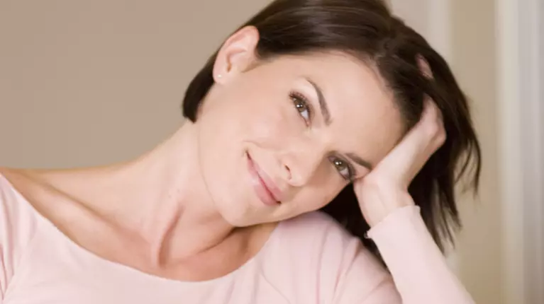 Tendințe toamnă 2025: Top 6 cele mai populare nuanțe de păr care te întineresc