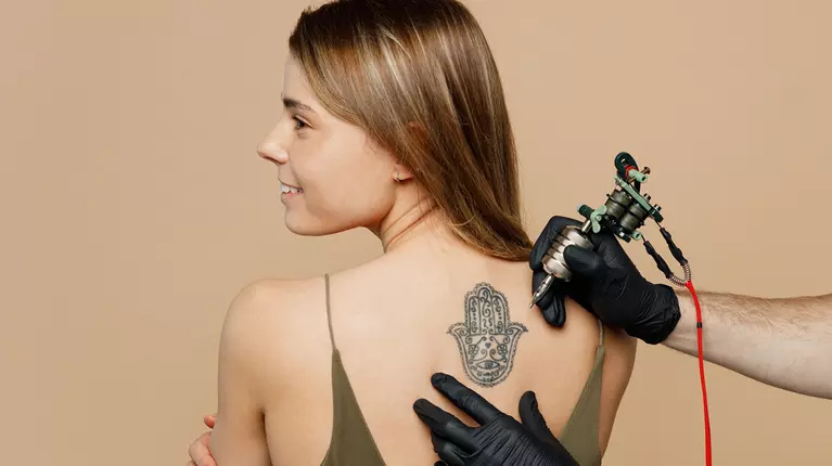 La ce riscuri te expui când îţi faci un tatuaj