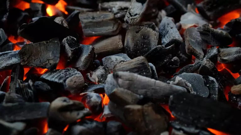 Cum pregătești corect jarul pentru un grătar reușit