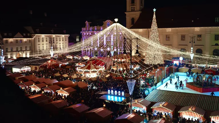 Cât costă un pahar de vin fiert și două sarmale la Târgul de Crăciun din Sibiu: „Este scump cam tot”