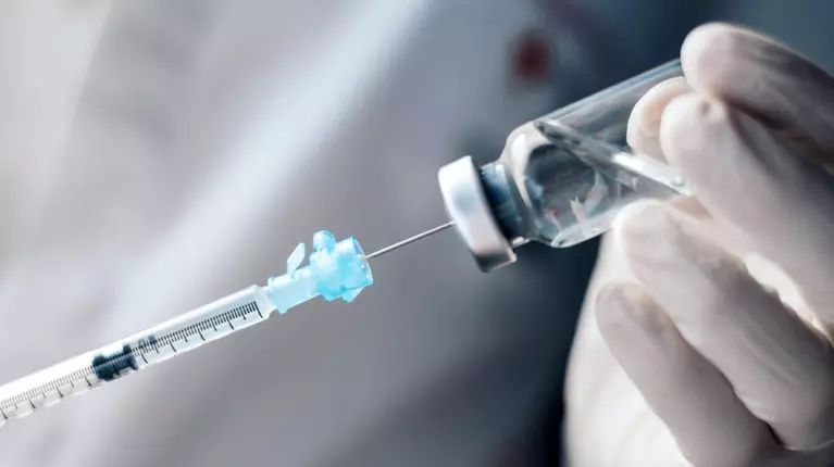 Vaccinul anti-covid dublează rata de supraviețuire a pacienților cu cancer. Descoperirile oamenilor de știință