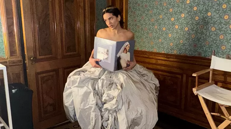 Cine este Loli Bahia, presupusa iubită a artistei Rosalia. Cum au fost fotografiate cele două pe străzile din Paris